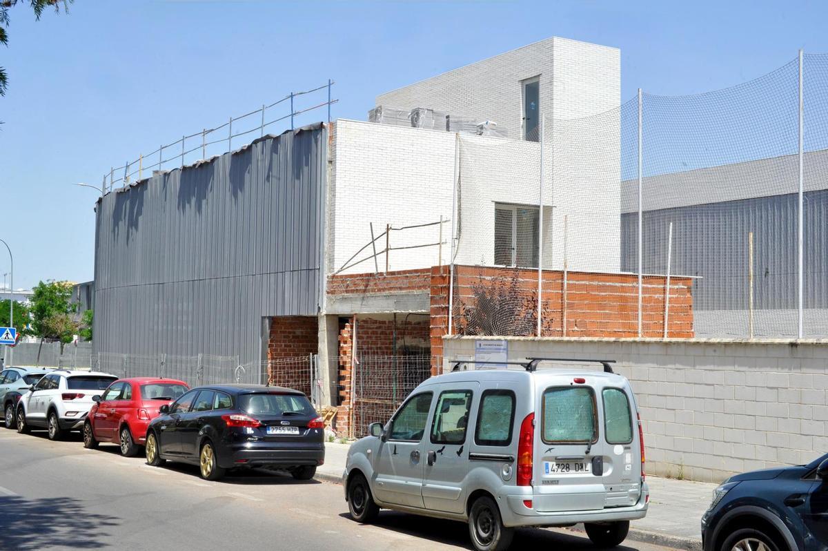 Imagen de uno de los laterales del edificio de la futura residencia de apoyo extenso para personas con autismo de Badajoz.