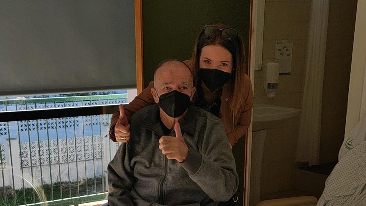 Antonio Leal posa con su hija Cristina momentos antes de abandonar el Hospital Marítimo
