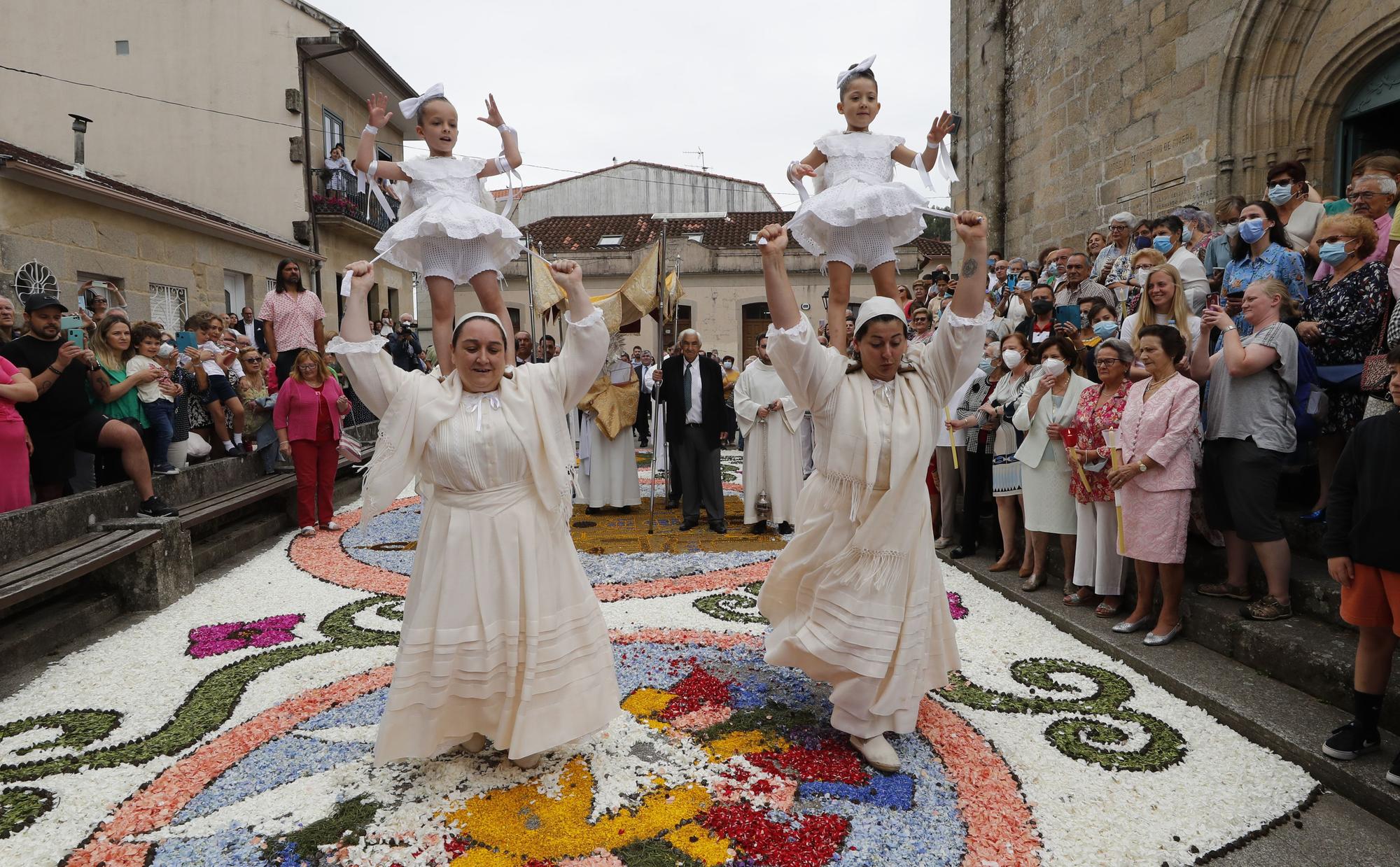 Redondela, cubierta por sus alfombras de flores