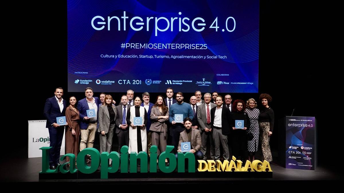 Premiados en la gala, junto a los participantes, patrocinadores y miembros del staff de La Opinión en la tradicional foto de familia.