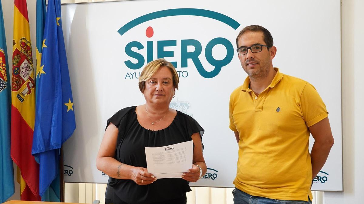 Ana Nosti, con Rafael Bueno, director del Mercado Nacional de Ganados.