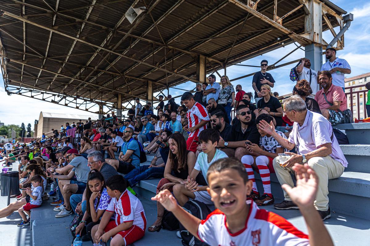 La Mina celebra su primera Champions infantil