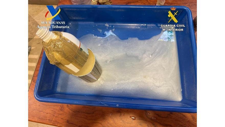 Prisão após ser detido no aeroporto de Valência com mais de 8 quilos de cocaína líquida em sua bagagem