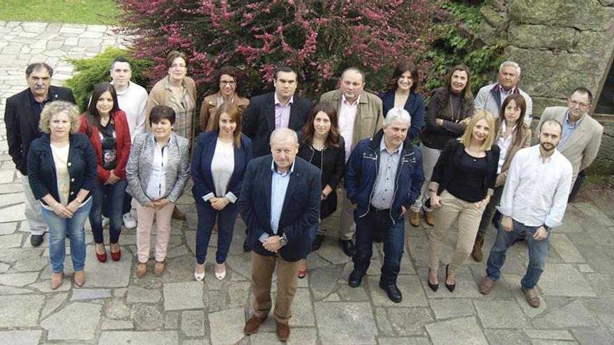 Maria Jesús Da Silva, a la izquierda delante, en la foto de familia de APTui. Sousa, delante a la derecha.