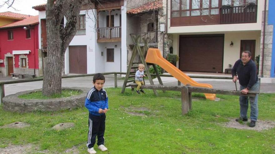 Roni Soto, en primer término, y Reinaldo Romano, jugando con su nieto Leo Haces, en el parque de Porrúa.