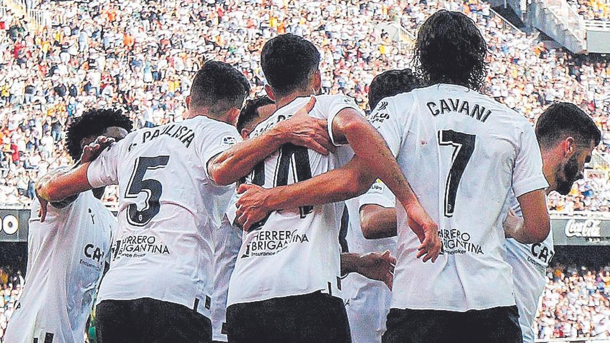 Los jugadores del Valencia, celebrando un gol