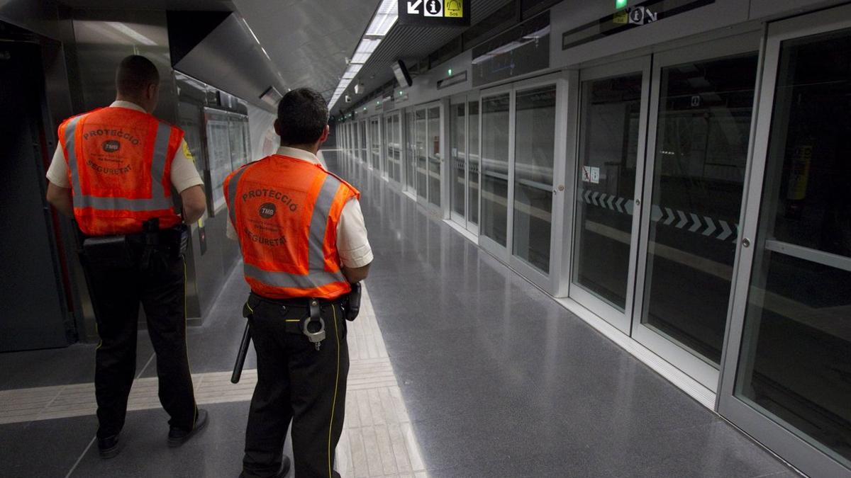 Vigilantes de seguridad del metro, en una imagen de archivo.