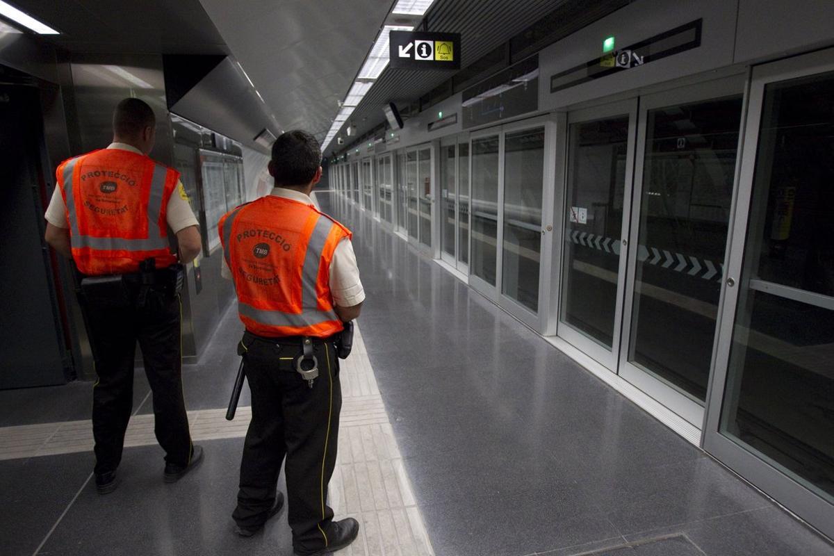 Vigilantes de seguridad del metro, en una imagen de archivo.