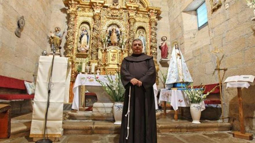 El ministro general de la Orden Franciscana en la iglesia de Lodoselo (Ourense). / jesús regal