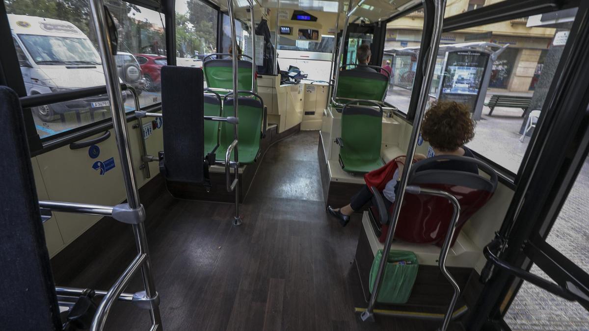 Interior de un autobús urbano vacío por la pandemia