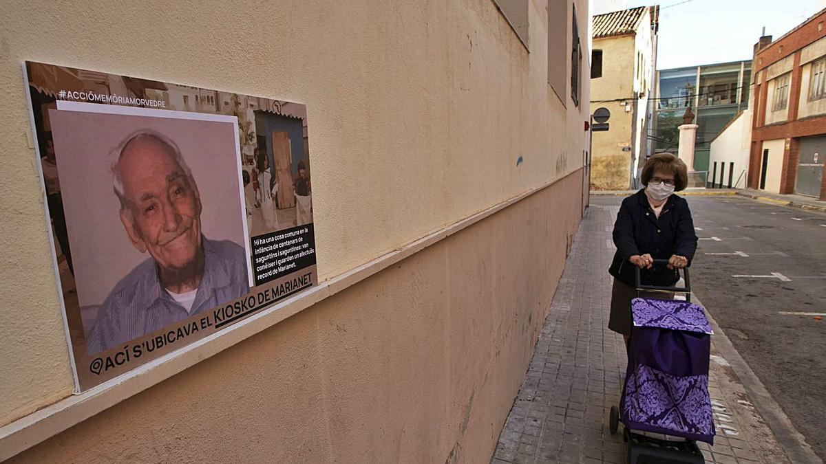 Artístico cartel colocado para reivindicar la calle para «Marianet». | DANIEL TORTAJADA