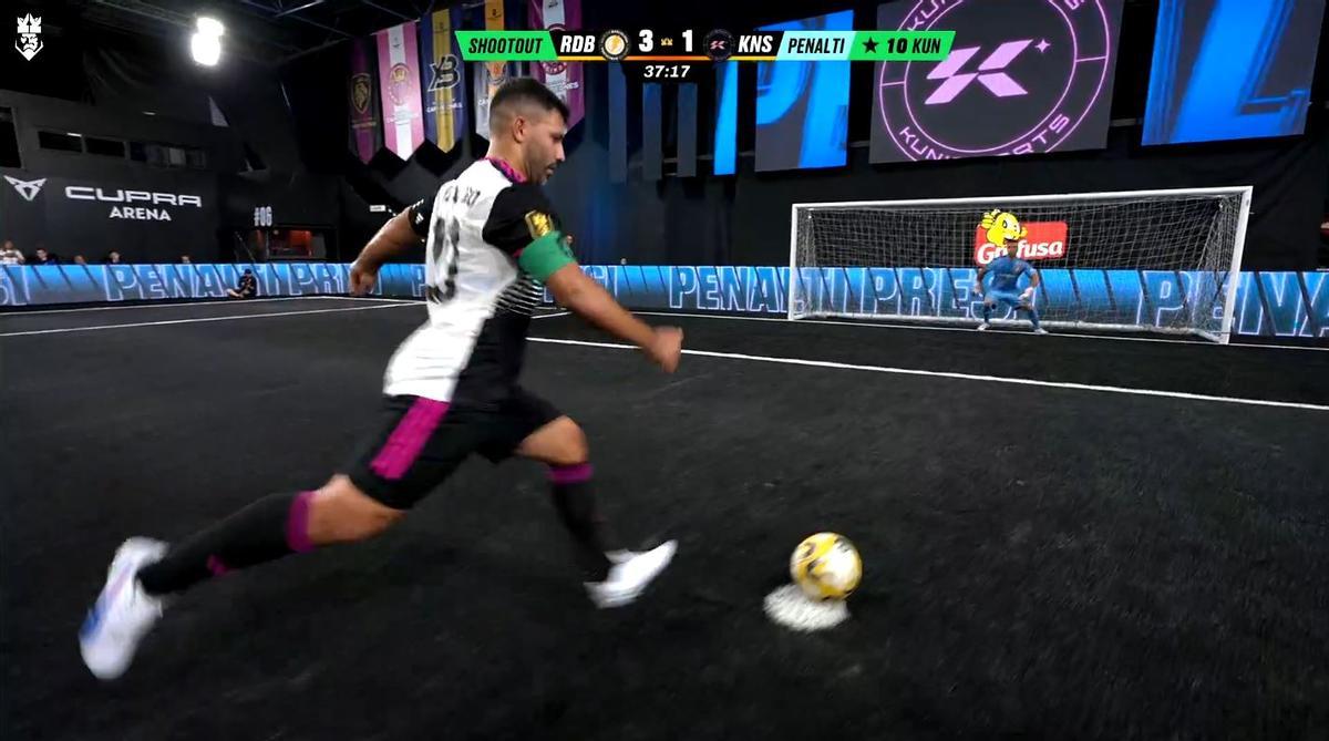 ¡Volvió el Kun a la Kings! Ojito a la clase lanzando el penalti presidente