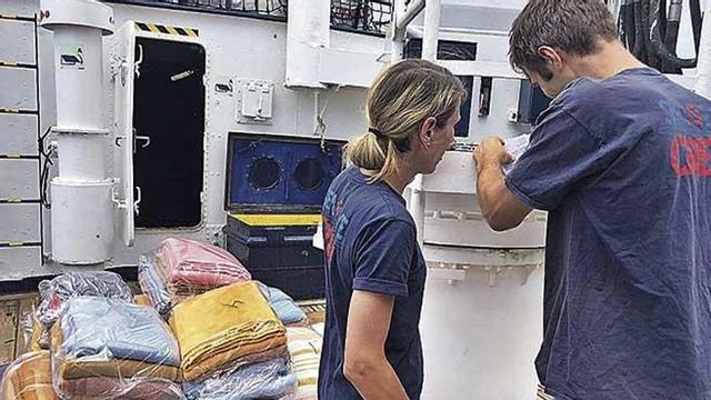 El capitÃ¡n y una tripulante junto a mantas para rescate.