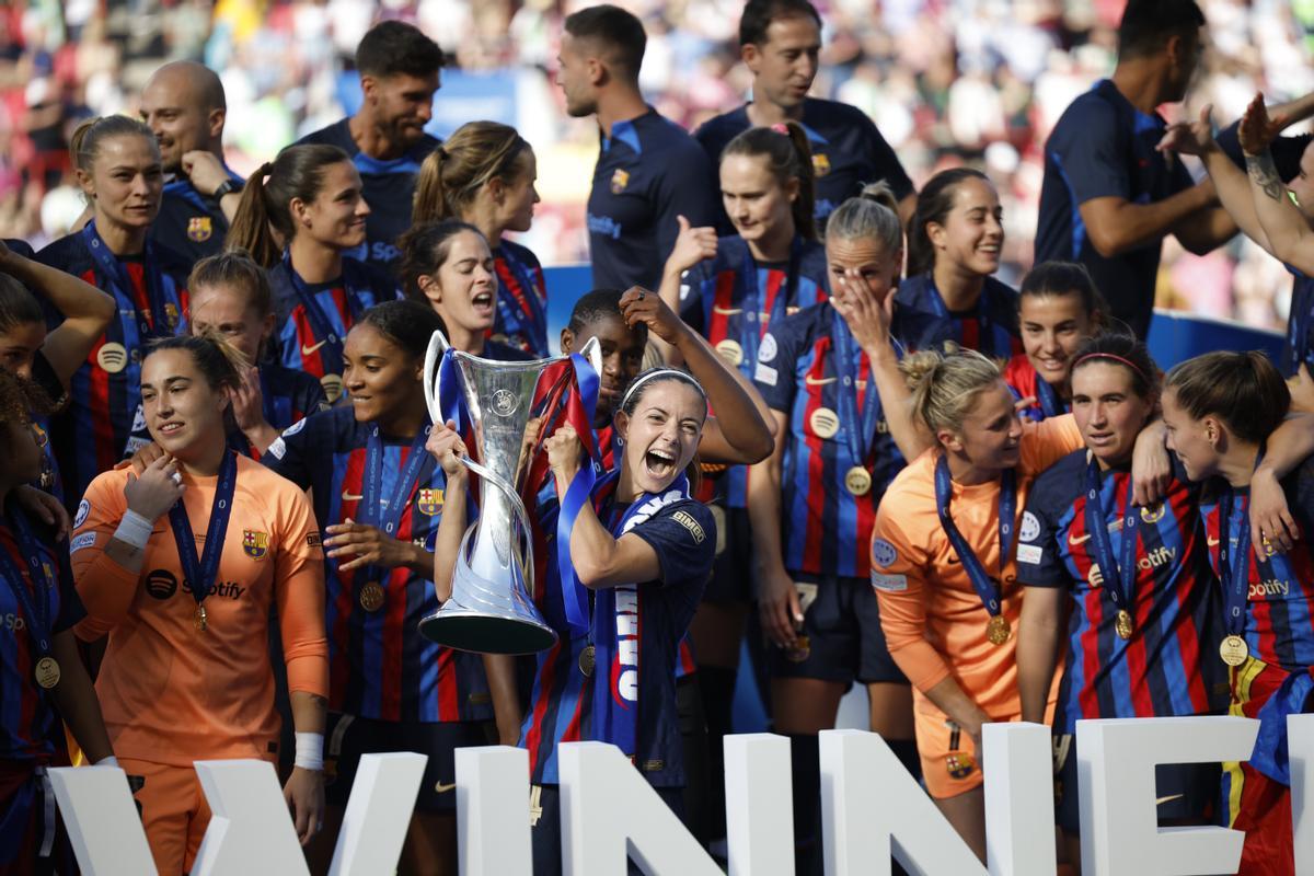 EINDHOVEN (PAÍSES BAJOS), 03/06/2023.- Las jugadoras del FC Barcelona levantan el trofeo tras vencer en la final de la Liga de Campeones Femenina ante el Wolfsburgo, este sábado en el Philips Stadion de Eindhoven. EFE/ Alberto Estévez