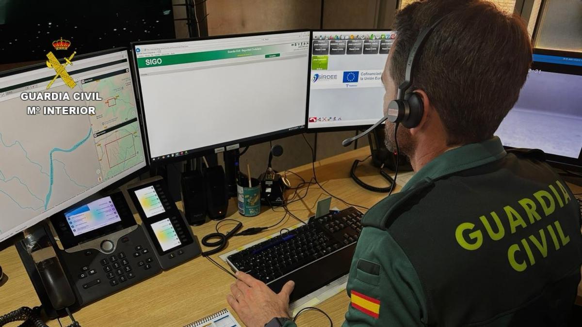 Un agente de la Guardia Civil durante las labores de investigación relacionadas con la operación contra el robo de cobre.
