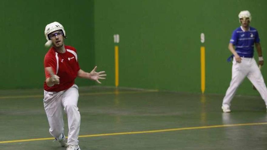 Uno de los pelotaris golpea la pelota en la competición de paleta en el frontón del Grupo Covadonga.