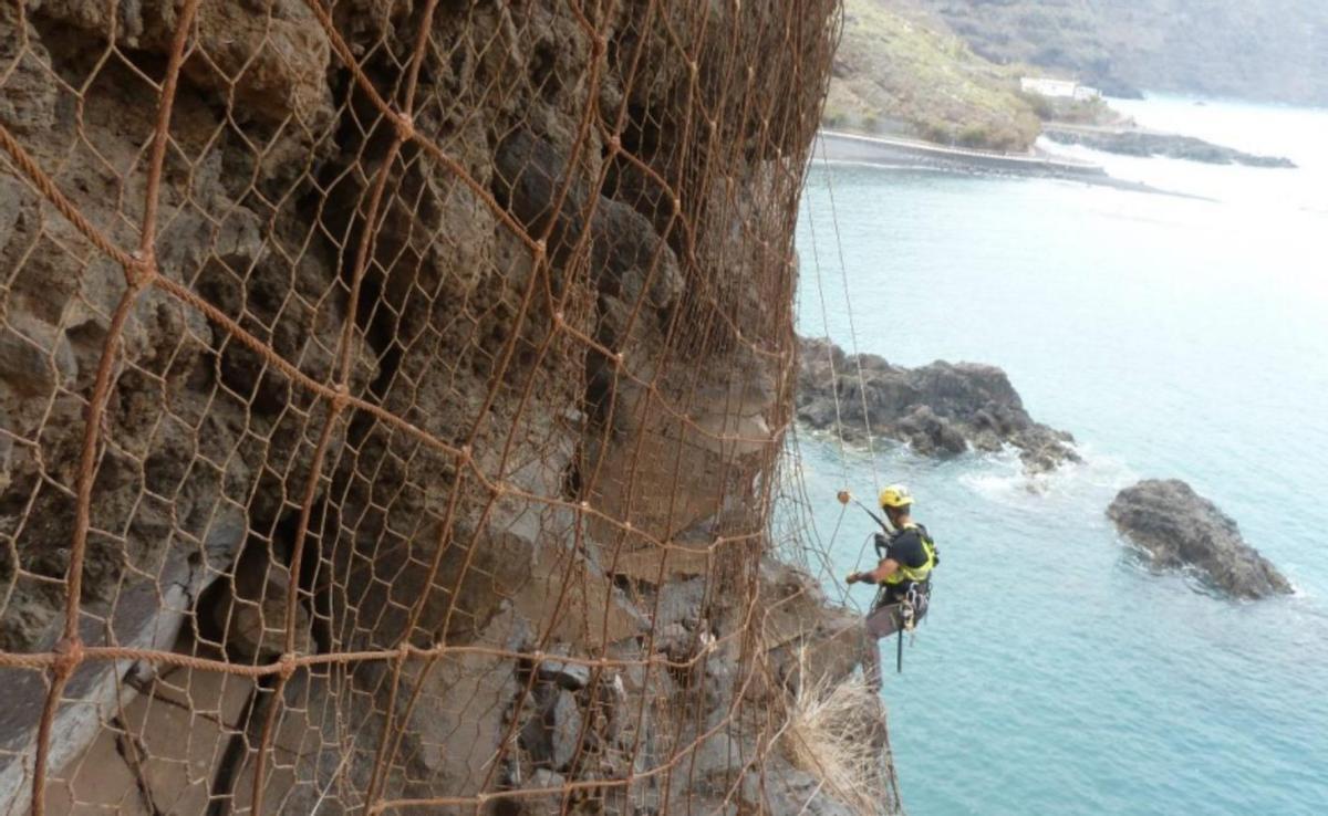 Imagen de una intervención en el muro de Mesa del Mar, en la costa de Tacoronte.