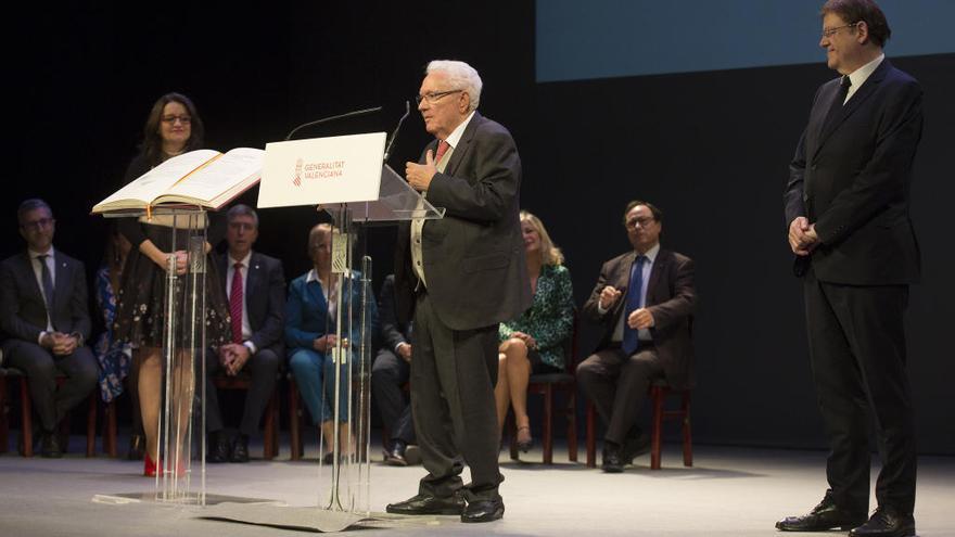 El jurista Tomás Vives, al recibir uno de los reconocimientos por el Día de la Constitución. Oltra y Puig, a ambos lados.