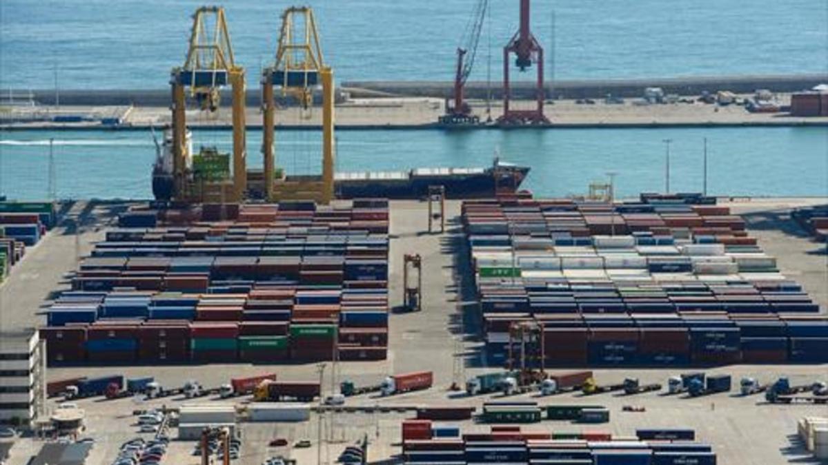 Terminal de contenedores en el puerto de Barcelona.