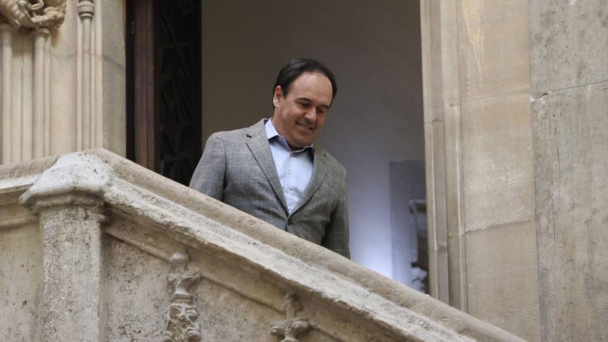 El 'president' Juanfran Pérez Llorca baja las escaleras del Palau, antes de una comparecencia.