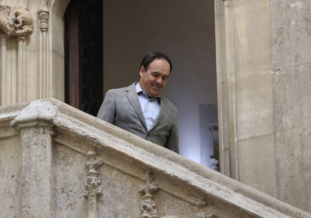 El 'president' Juanfran Pérez Llorca baja las escaleras del Palau, antes de una comparecencia.