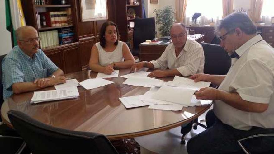 La alcaldesa, Encarnación Anaya, firmó ayer la cesión de uso.