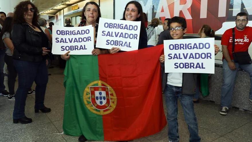 Una multitud recibe en el aeropuerto de Lisboa a Salvador Sobral