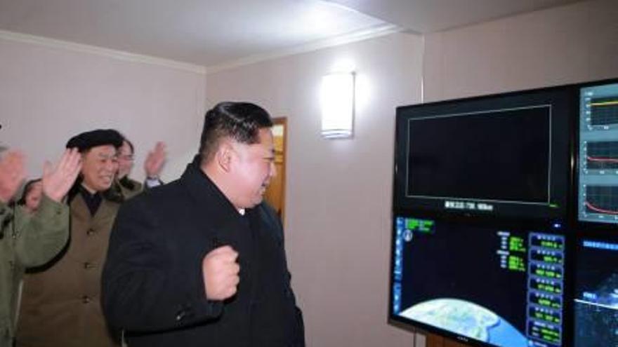 Kim Jong-un, supervisant la prova del míssil.