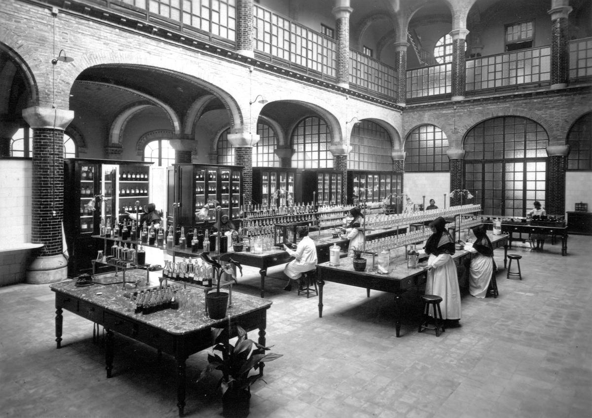 La farmacia del hospital, en 1930.