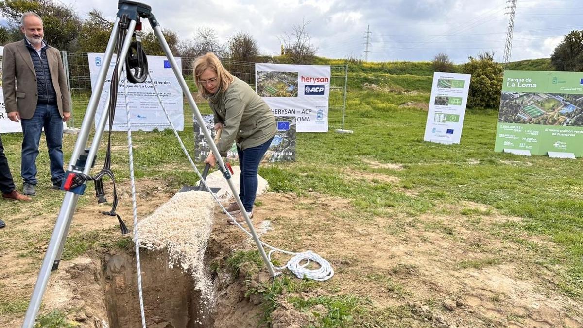 La alcaldesa de Fuengirola coloca la primera piedra del parque de La Loma, &quot;el gran pulmón verde&quot; del municipio