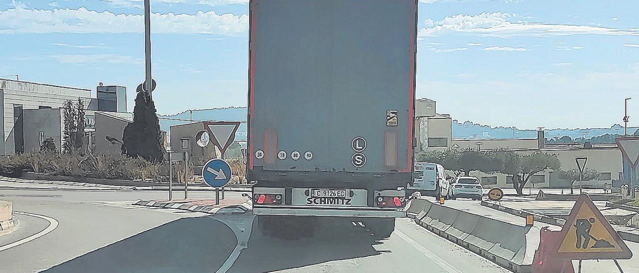 El carril bici habilitado en la CV-16 provoca una mayor estrechez de la calzada en el tramo del área de Foyes Ferraes.