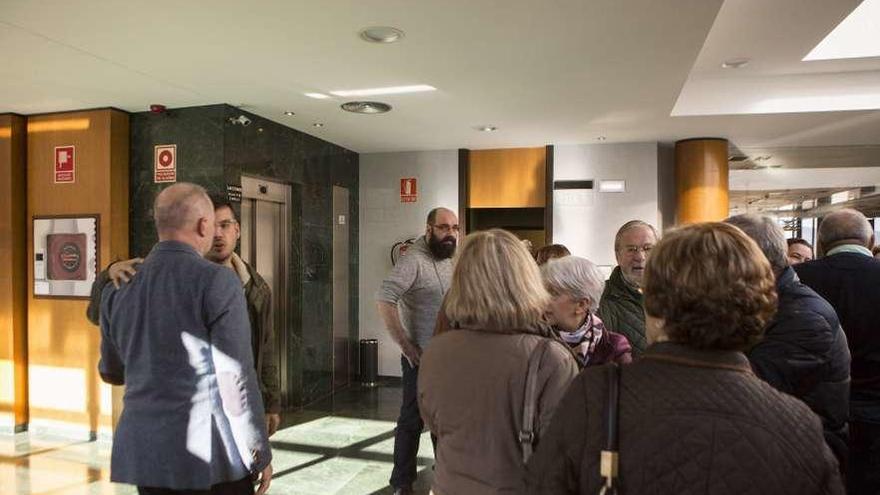 Los hijos de Laura Pérez, Daniel y Pablo, segundo y tercero por la izquierda, recibiendo el pésame ayer en el tanatorio San Salvador de Oviedo.