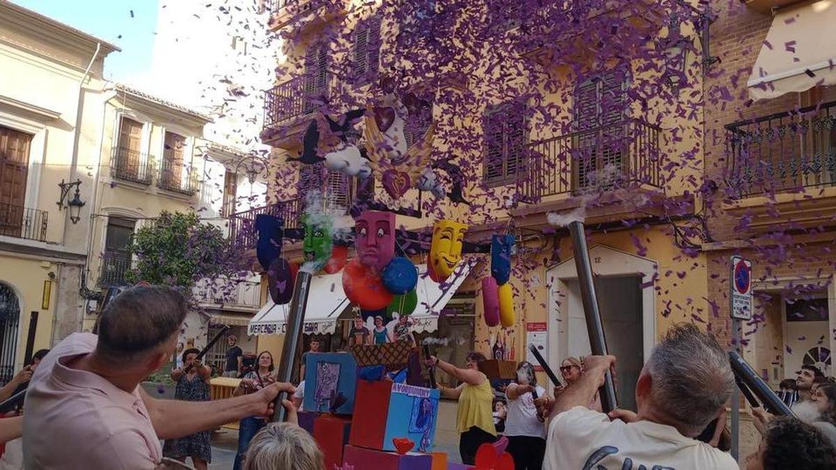 Lanzamiento del confeti morado que sustituyó a la "cremà".