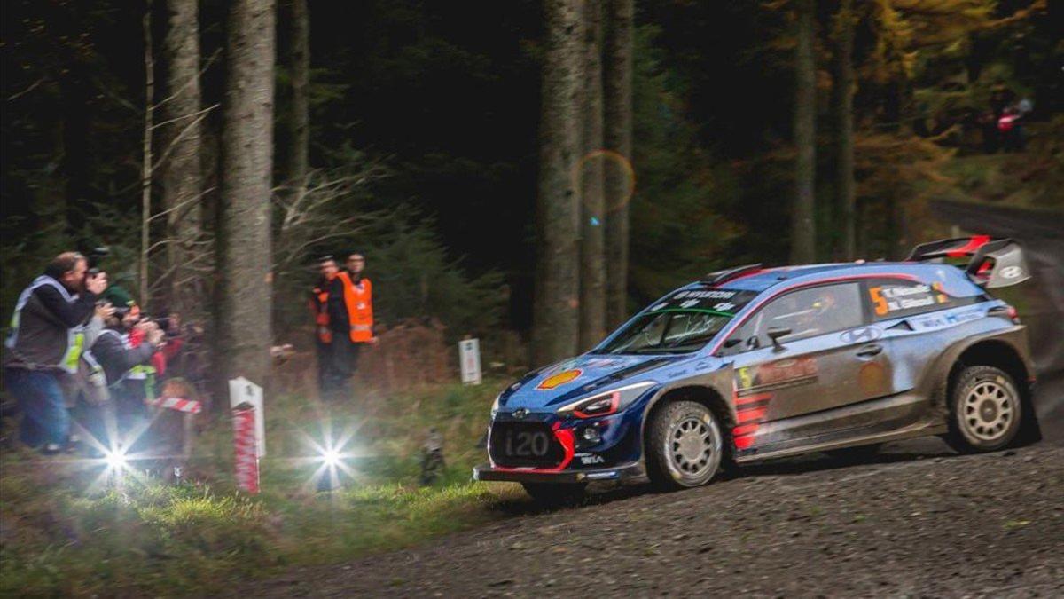 Thierry Neuville, en acción durante el último Rally de Gales