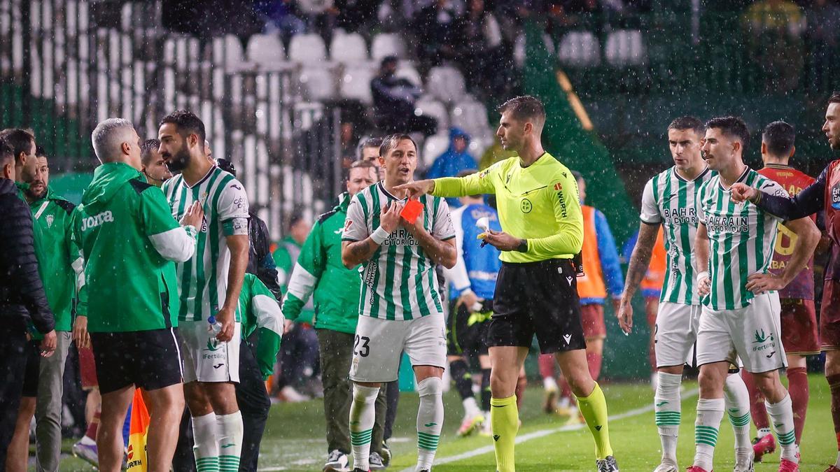 Christian Carracedo en una de las decisiones arbitrales del partido Córdoba CF-Dépor.