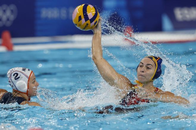 La waterpolista española Bea Ortiz (d) ante la neerlandesa Iris Wolves durante la semifinal de los Juegos Olímpicos de París 2024 este jueves en Nanterre. 