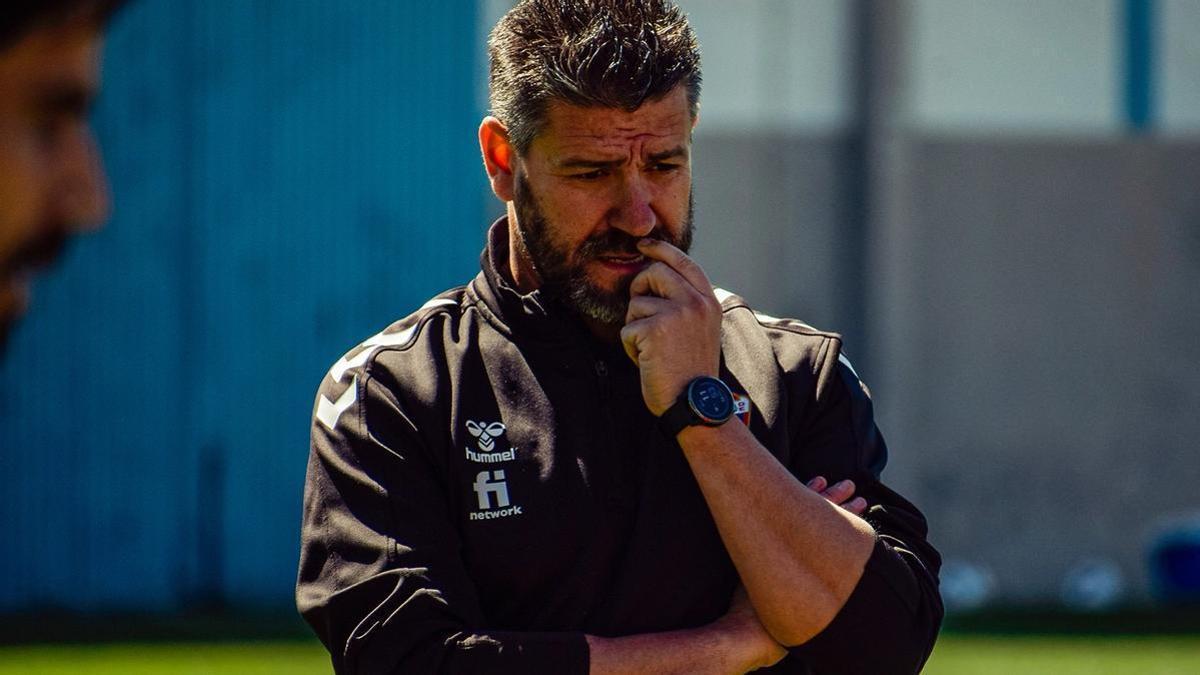 Fernando Estévez, técnico del Deportivo, en una sesión de trabajo esta semana en Elda.