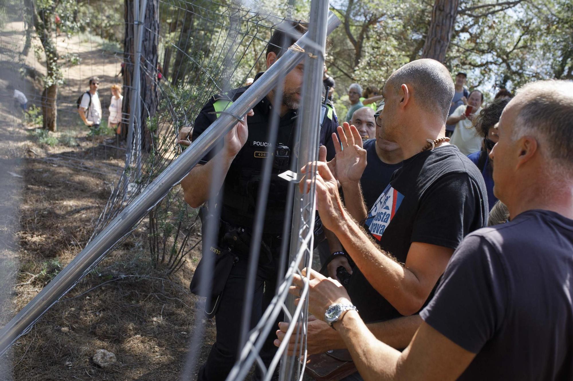 Els activistes han demanat la reobertura del camí de ronda al seu pas per Can Juncadella