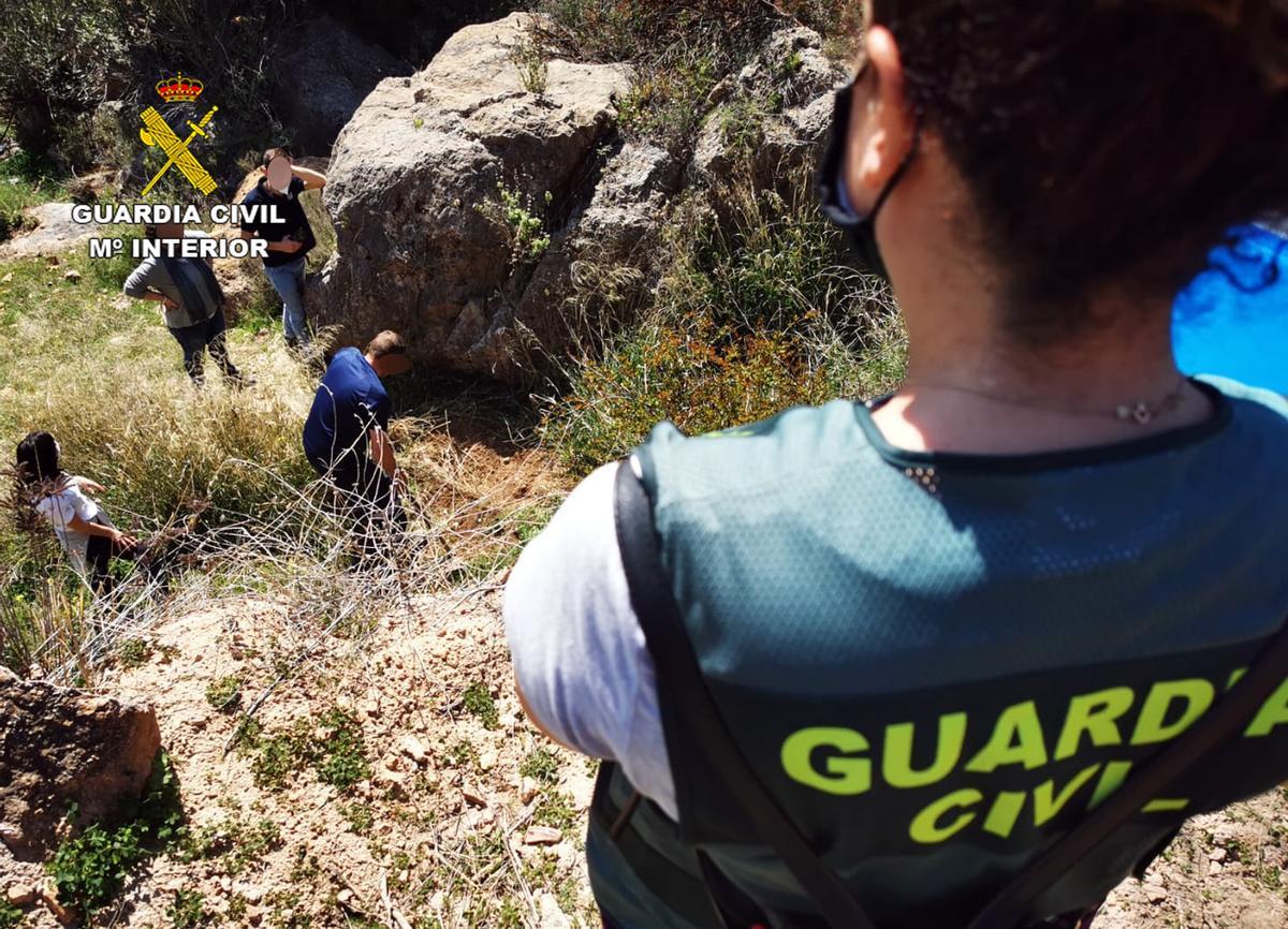 Agentes de la Benemérita inspeccionan las instalaciones con las que robaban agua