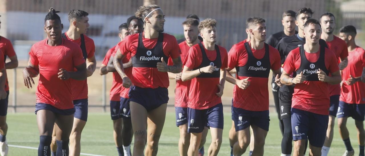 La plantilla blanquiverde realiza carrera continúa durante una sesión de trabajo en la Ciudad Deportiva.