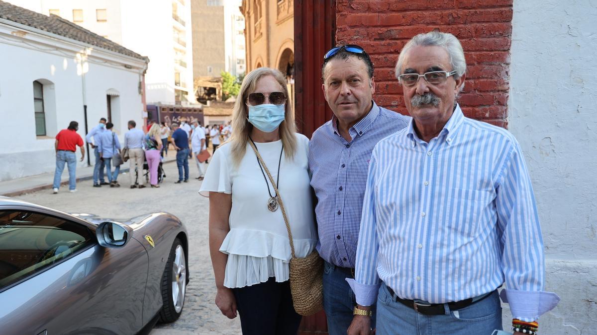 María Carmen Sancho junto a su marido, Juanvi Puchol, y Juan Lloria.