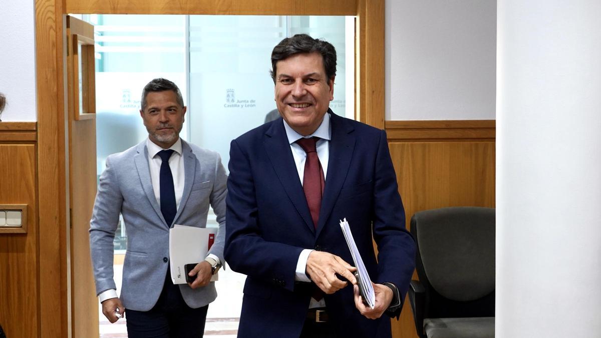 El consejero de Economía y Hacienda y portavoz, Carlos Fernández Carriedo, comparece en rueda de prensa posterior al Consejo de Gobierno.