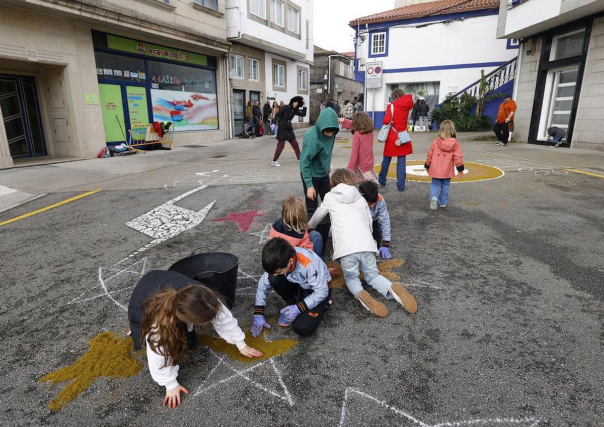 Una veintena de voluntarios elabora los alfombrados que reciben hoy al Viático