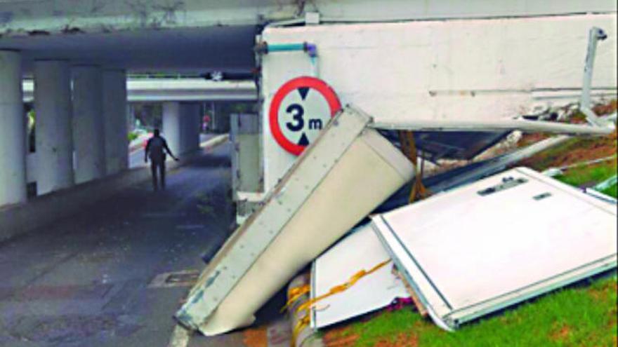 Un camión se deja la carrocería en el paso subterráneo de la Avenida