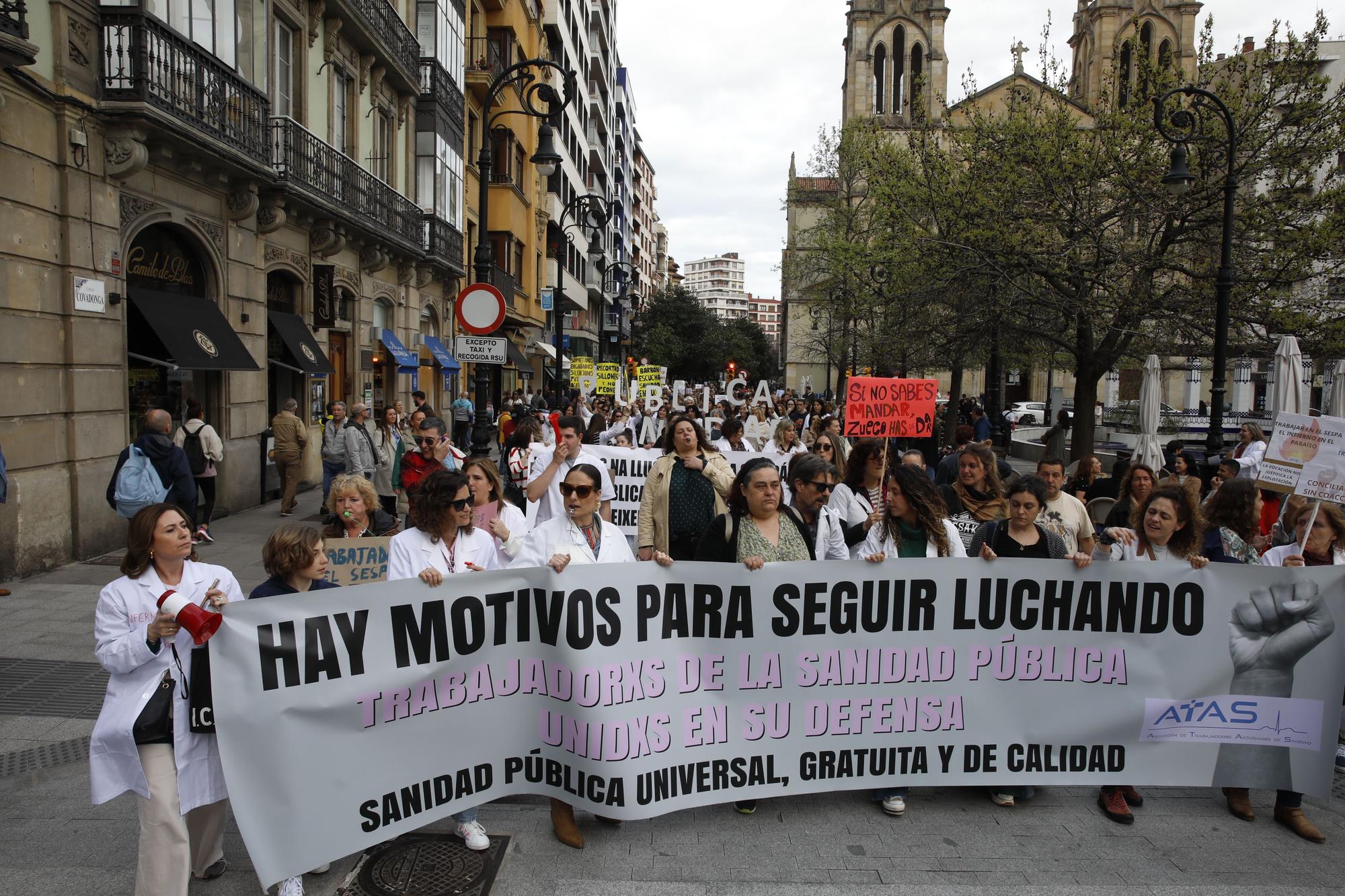 En imágenes: Los sanitarios se manifiestan en Gijón al grito de "no queremos más dinero, queremos mejores condiciones laborales"