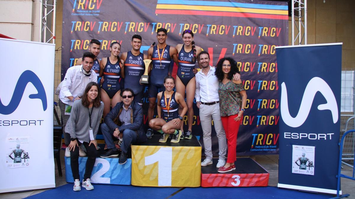 Celebración del equipo de triatlón de la UA en el podio.