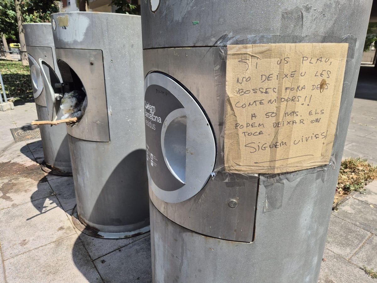 Un cartel pide no dejar basura fuera de los buzones de recogida neumática en la calle Bilbao, en Barcelona.