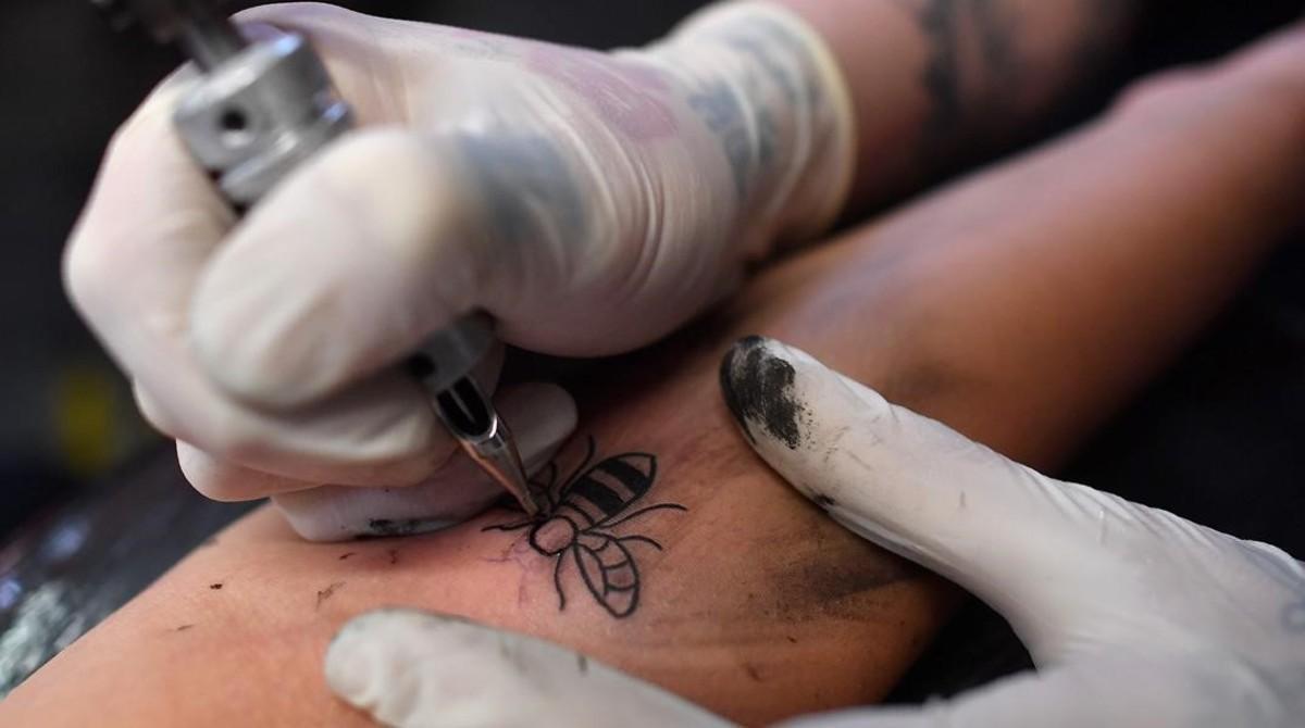 zentauroepp38621933 a tattoo artist inks a bee logo  synonymous with manchester 170528151505