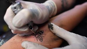 Tatuando una abeja obrera en Manchester.