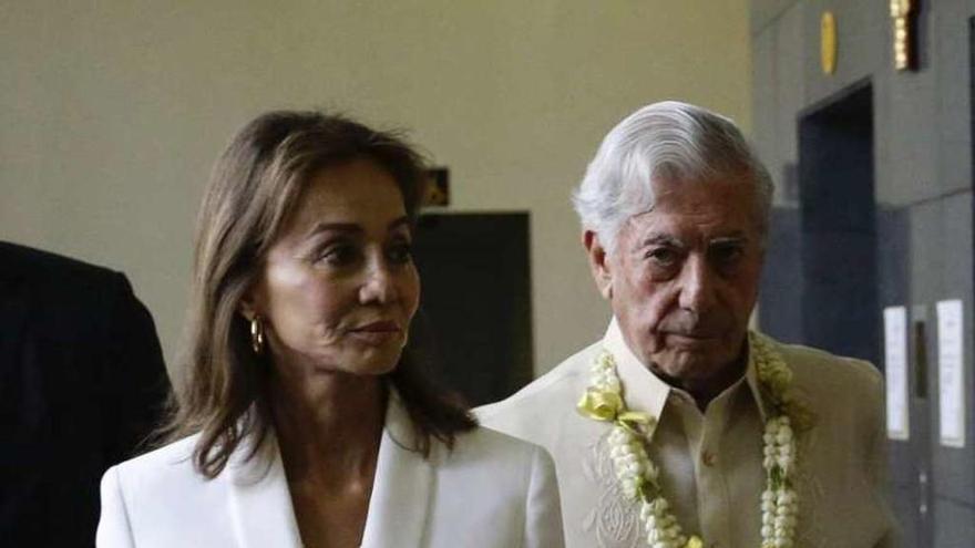 Isabel Preysler y Mario Vargas Llosa, durante una de las visitas que hicieron en Manila (Filipinas).